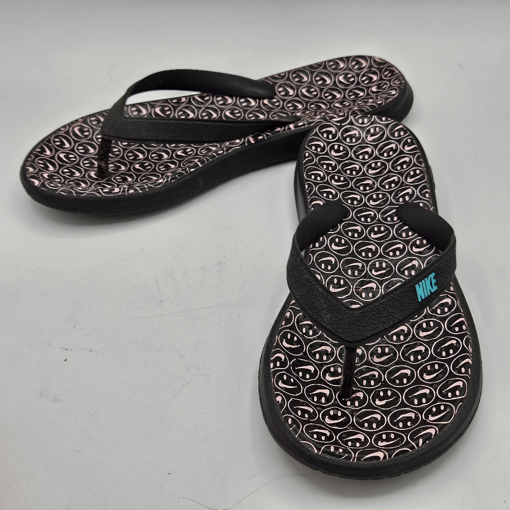 Nike smiley face black / pink between the toe thong flip flop sandals size 3